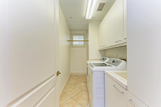 Building Photo - ANNUAL DOWNTOWN SARASOTA CONDO - WALK EVERYWHERE!