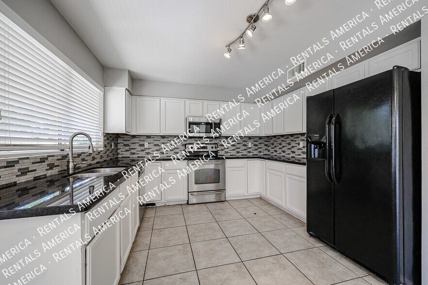 Building Photo - 2361 W Myrtle Dr