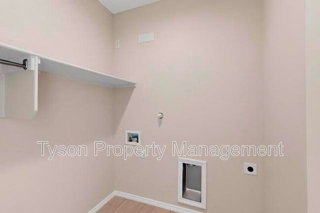 Building Photo - 247 Needle Ave SW