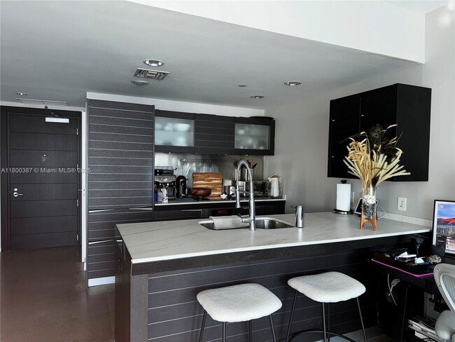 Building Photo - 200 Biscayne Blvd Way
