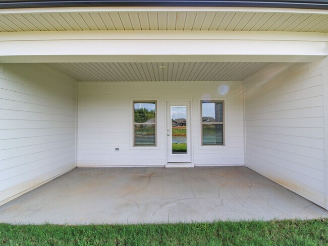 Building Photo - Reduced Rental Rate with $200 Rent Credit for 12 Months!