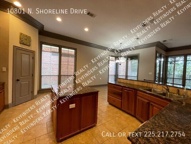Building Photo - 10801 N Shoreline Ave