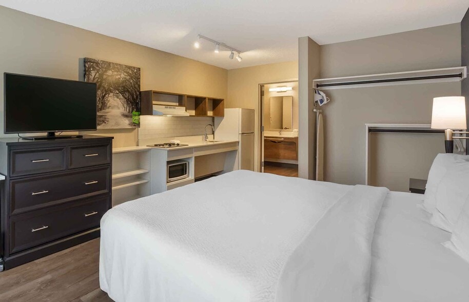 Building Photo - Furnished Studio-Miami - Airport - Blue Lagoon