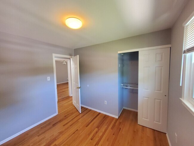 Building Photo - Single family, bi-level home with 4-bedrooms (one bedroom on ground level), 2.5 bathrooms, attach...