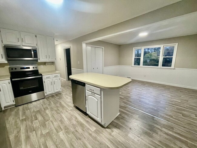 Building Photo - Welcome to this charming 3-bedroom, 1.5-bathroom home located in the desirable Newton, NC.