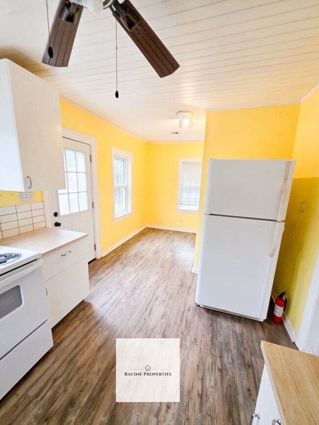 Building Photo - Two Bedroom Home Near Lake Blalock!