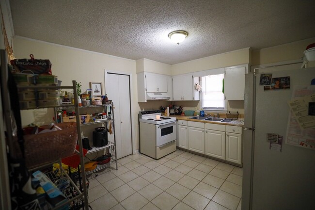 Building Photo - 2 Bedroom Apartment Close to Campus!