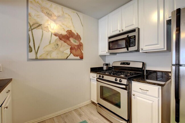 Building Photo - 1210 Windsor Rd