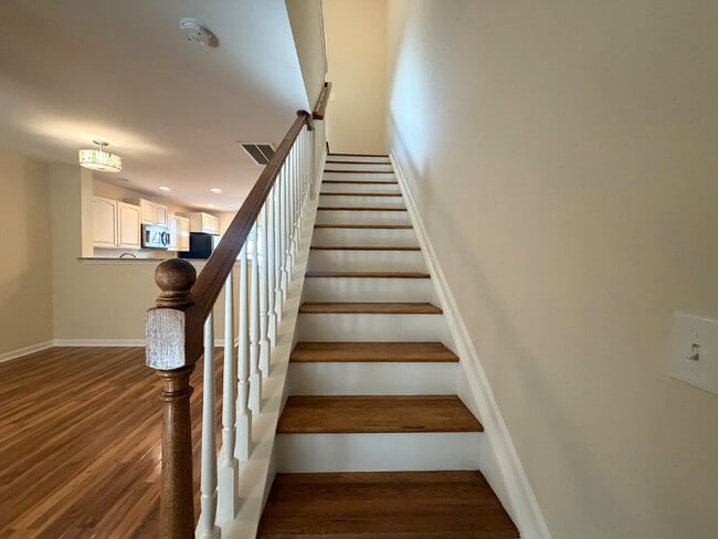 Building Photo - Updated & Spacious Two Bedroom Townhouse!