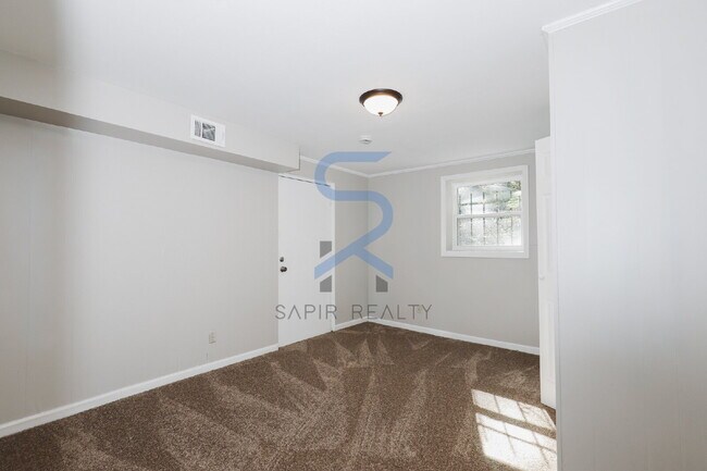 Building Photo - 5425 Skyview Dr SW