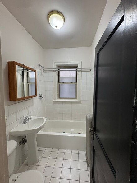 Building Photo - 824 S Austin Blvd