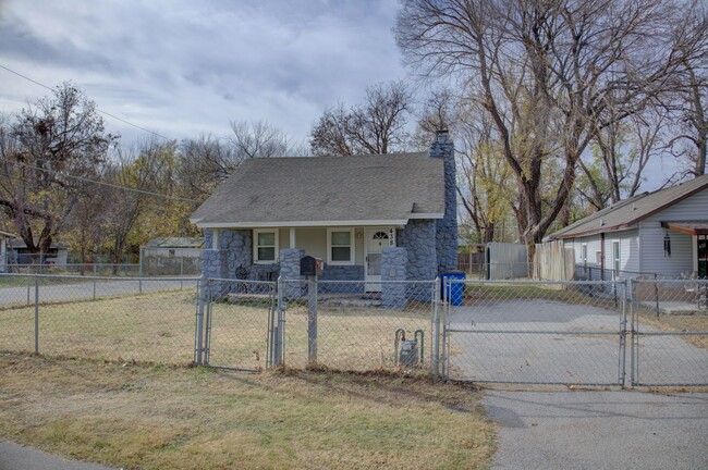 Building Photo - Recently Updated West Tulsa Home!