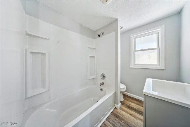 Building Photo - 702 Grace Ave