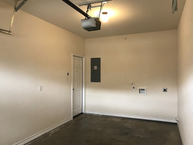 Building Photo - Town home for rent