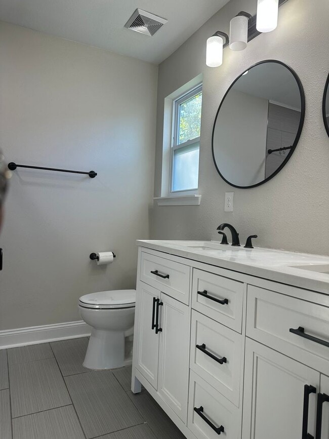 Building Photo - 3 Bedroom with extra Office Space AVAILABL...