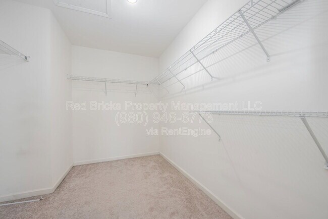 Building Photo - 4698 Selhurst Dr