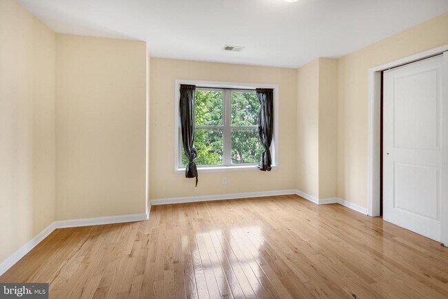 Building Photo - 2464 Frankford Ave