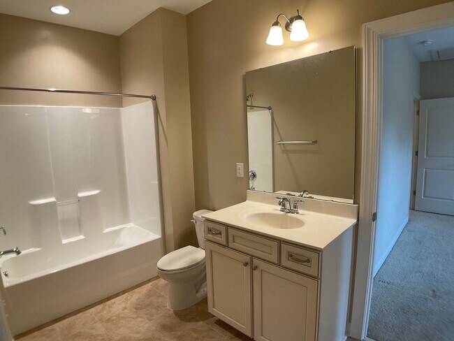 Building Photo - Absolutely Gorgeous and Spacious in Renais...