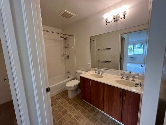 Building Photo - Spacious 2 bedrooms, 2 full baths with enclosed garage