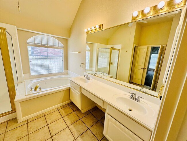 Building Photo - 6514 Clairmont Dr