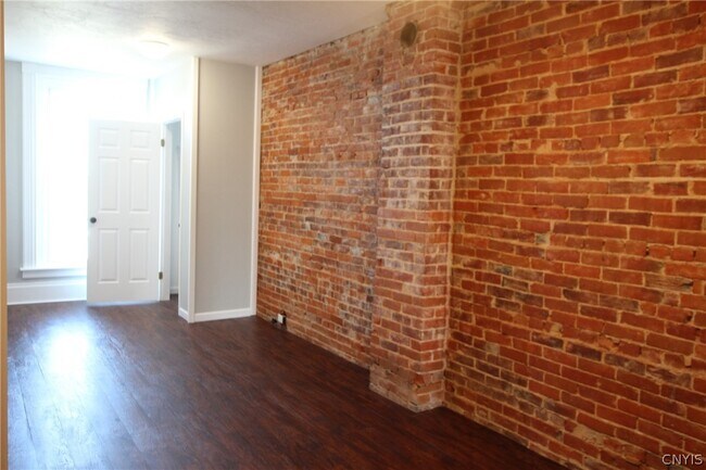 Building Photo - 272 State St