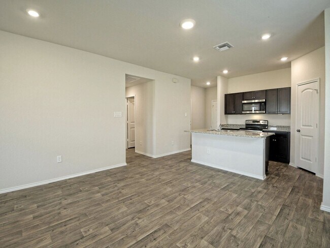 Building Photo - 4 BR/ 2 BA in Seguin - 1612 SF in Arroyo Ranch!