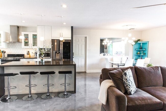 Building Photo - Gorgeous Fully Furnished 3 Bd 2 Bath Vacat...