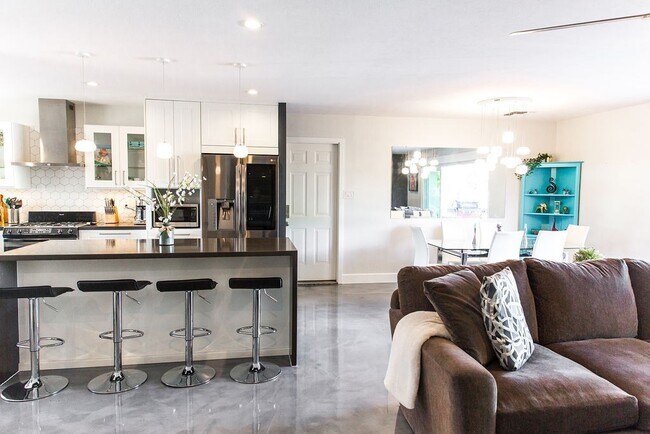 Building Photo - Gorgeous Fully Furnished 3 Bd 2 Bath Vacation Home!