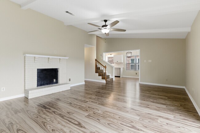 Building Photo - 445 Longmeadow Dr