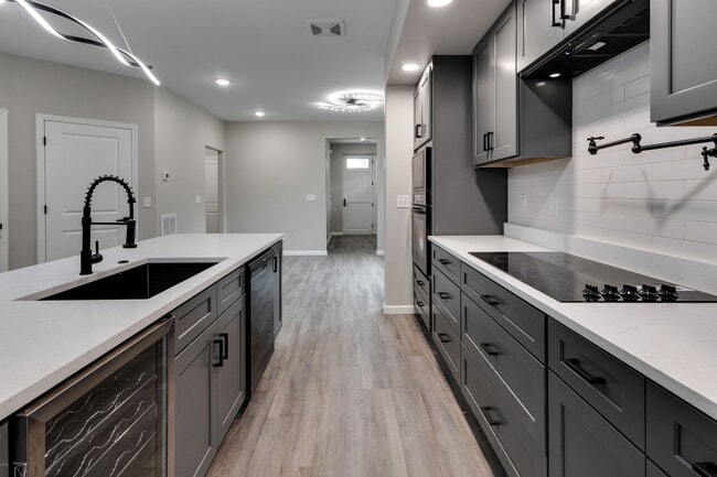 Building Photo - 271 Garry Dr