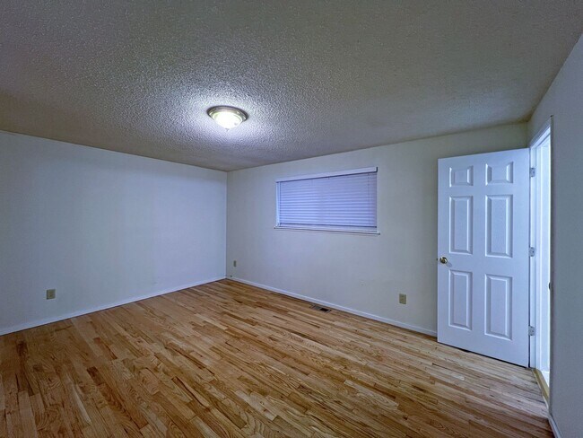 Building Photo - 4 bedroom 2.05 bath rambler on Kent's East...