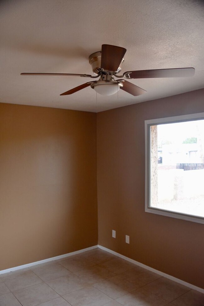 Building Photo - Awesome 5 Bed 2 Bath Home at ASU