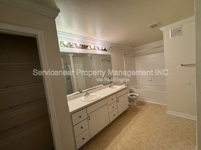 Building Photo - 18320 Bridle Club Dr