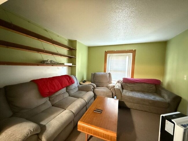 Building Photo - $2,700 | 4 Bedroom, 2 Bathroom Duplex | NO...