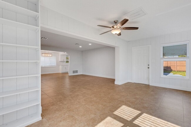 Building Photo - Modern Sarasota 3 Bedroom Home With Separa...