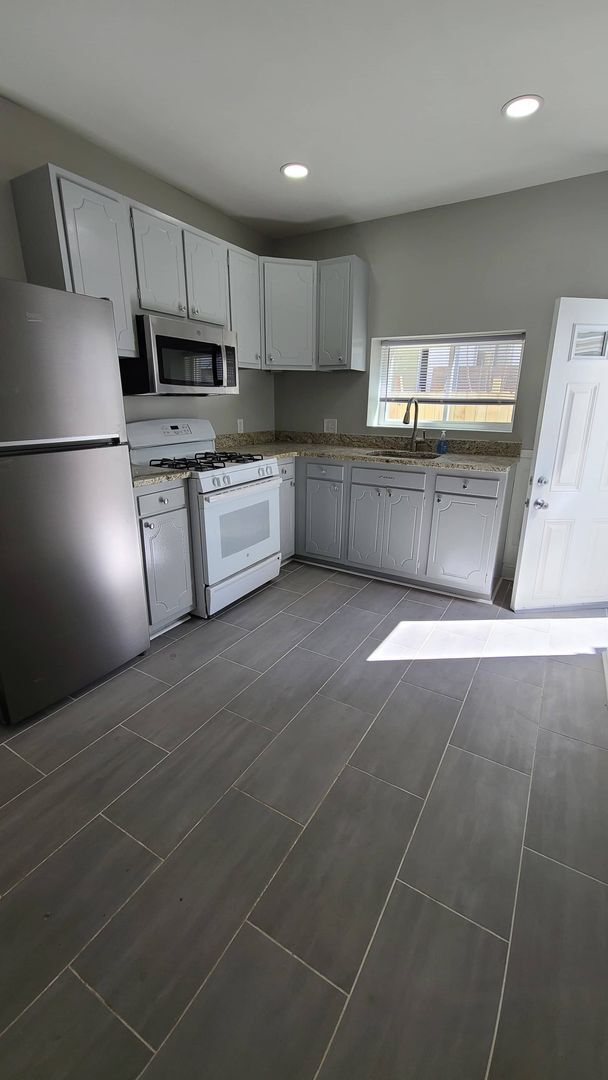 Building Photo - 3 Bed, 1.5 Bath House for Rent in Port Ric...