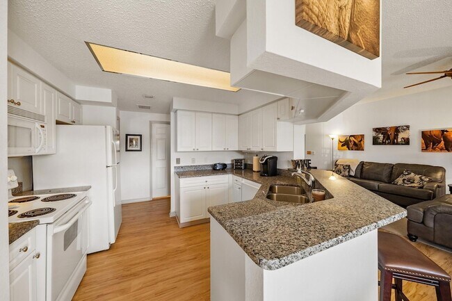 Building Photo - 3019 Alcazar Pl