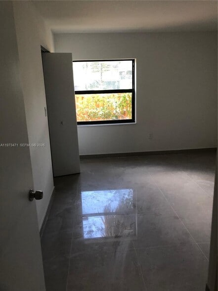 Building Photo - 8883 Fontainebleau Blvd