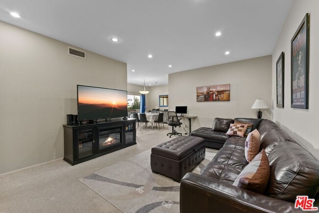 Building Photo - 612 S Barrington Ave