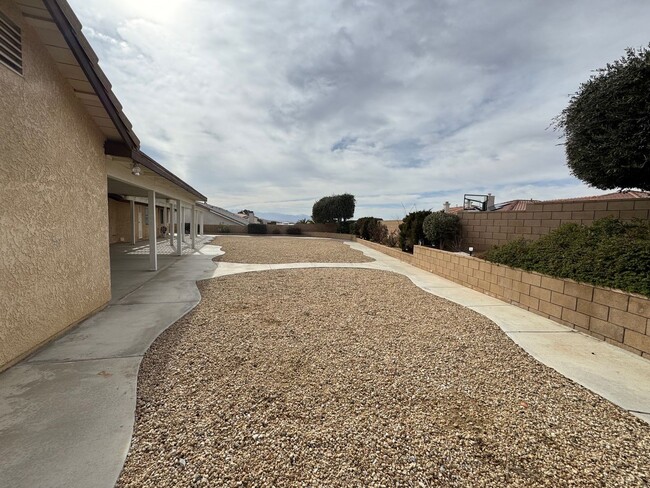 Building Photo - Beautiful Desert Knolls Home/ split floor ...