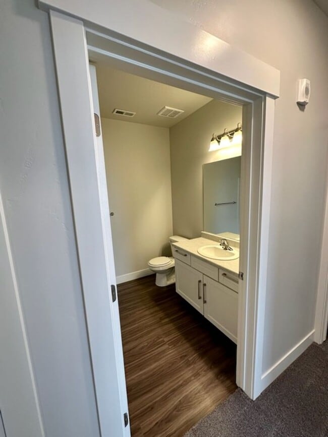 Building Photo - Bright 3 bed Condo with Pool, HOA, and Great Amenities!!