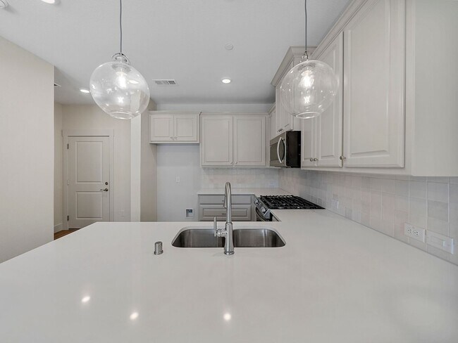 Building Photo - 917 Emerling Dr