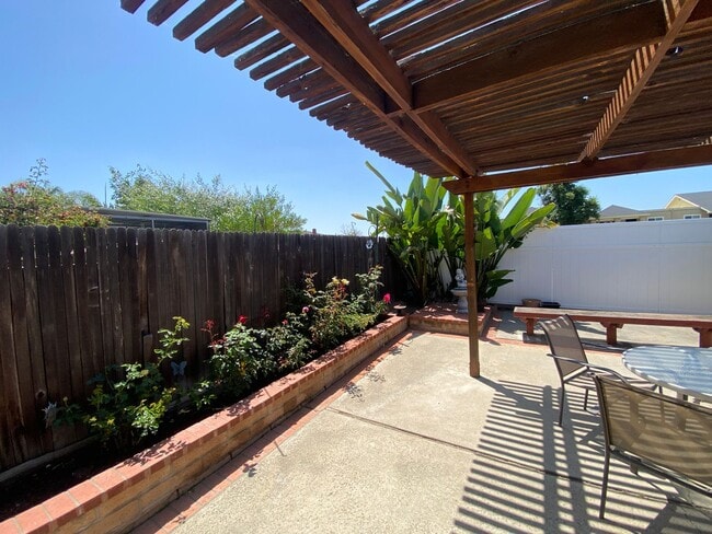 Building Photo - 3 Bedroom Home - Centrally Located with So...