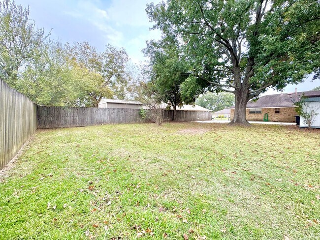 Building Photo - Beautiful Sherwood Oaks 3BR/2BA Home With Patio, Carport & Security Features!