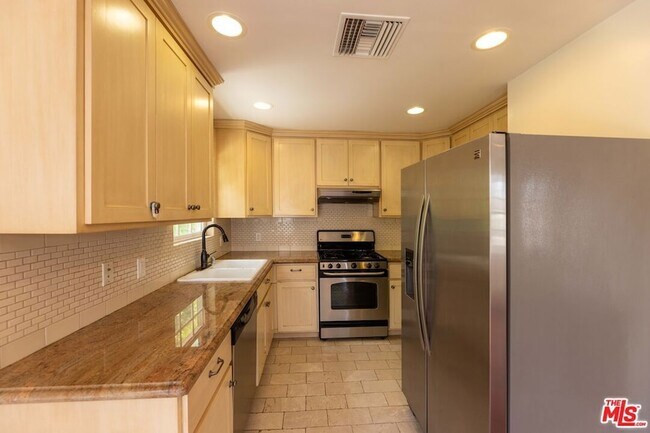 Building Photo - 12833 Delano St