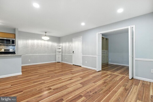 Building Photo - 8110 Colony Point Rd