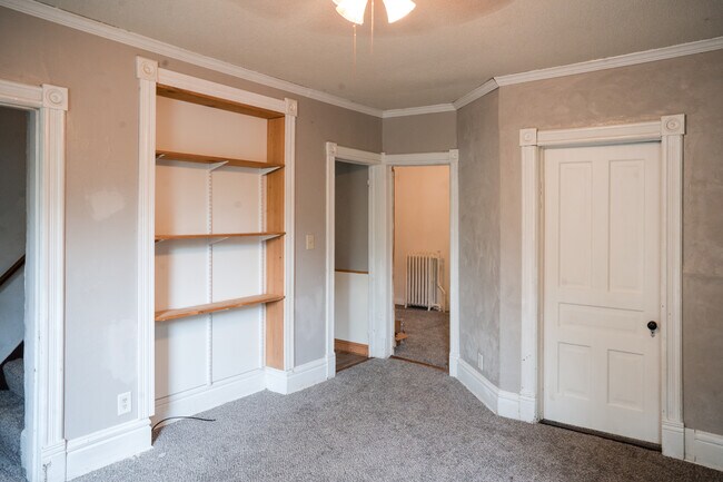 Building Photo - 556 Rose Ave E