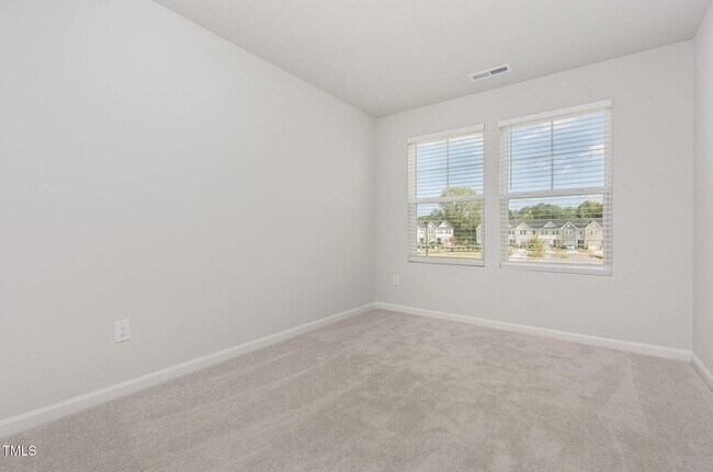 Building Photo - 172 Paramount Dr