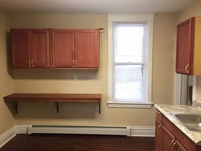 Building Photo - 2 Bedroom Apartment Available June 1!!