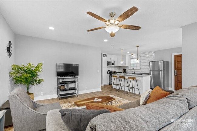 Building Photo - 1305 SE Benton St